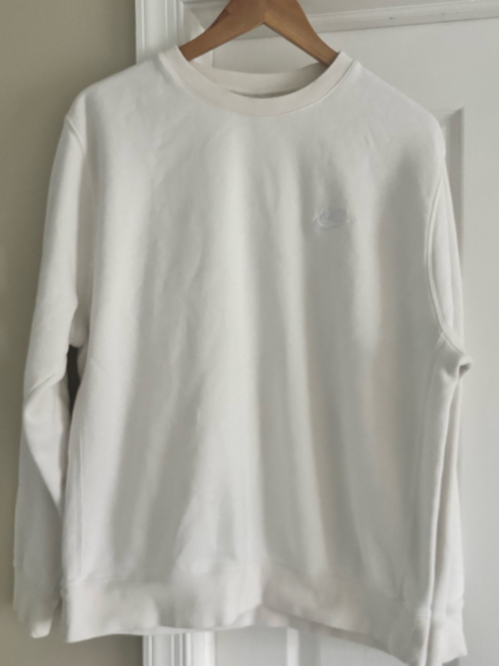 Nike White Men's Crewneck Sweatshirt with Subtle Swoosh